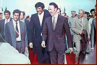 M. Agguerabi et Le Président. Boumediene le 15 Juillet 1975 