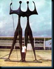 M.Agguerabi à Brasilia devant le symbole de la solidarité 1973 